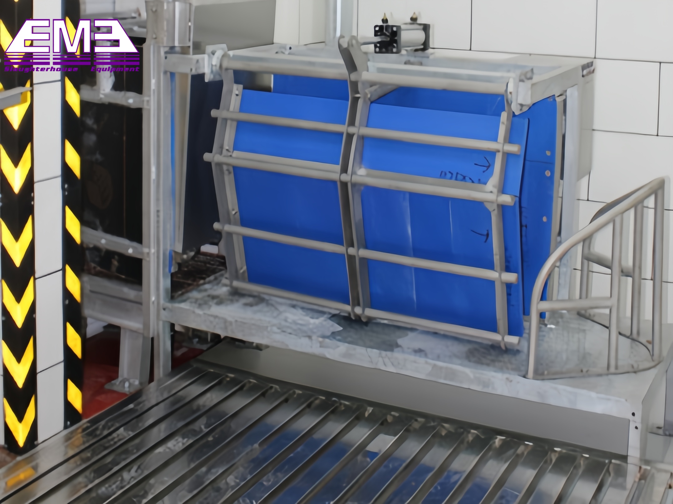 Goat slaughtering machine living sheep stunning box for sheep killing processing